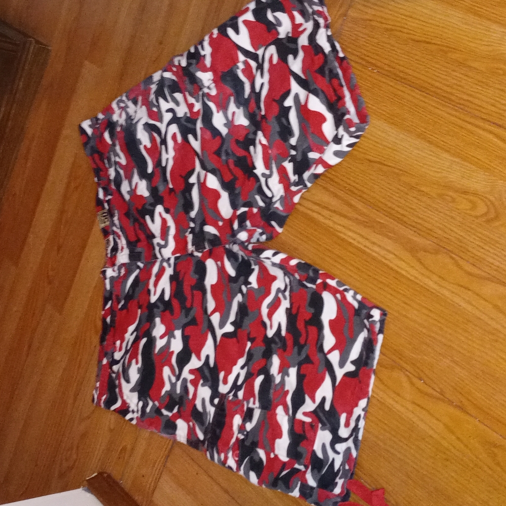 Men's size 50 W Camouflage Evolution Cargo shorts.